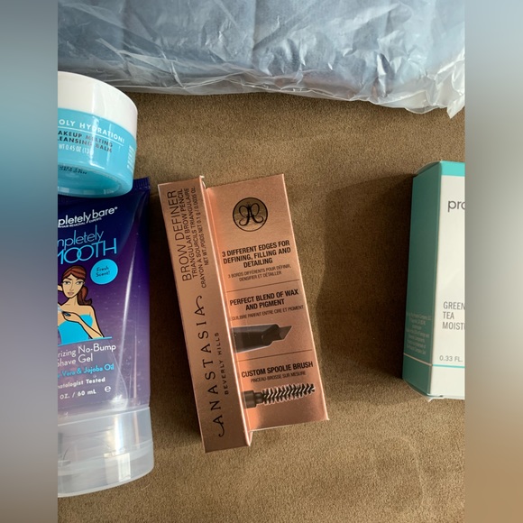 NWOT Bundle 13 Piece Skincare Makeup Hair Beauty Bag $80 Value - Picture 9 of 10